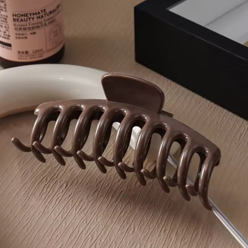 Elegant hair clip Ida Beauty brown color